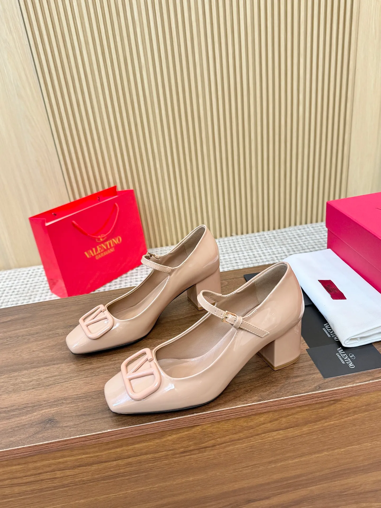 👟👟Ex-factory price 460👟👟 Genuine leather sole + 40 Valentino. Large v-buckle sandals ㊙️Latest series of counters Authentic grade version with perfect details. Authentic products are made one to one. All details are consistent with genuine ones. The upper foot is very pedicure type. The key point is that it is very good and easy to control. It does not grind the feet and does not tire the feet. Walking artifact, exclusive mold opening. The highest version on the market. Fabric: imported mixed sheepskin, lining and foot pads are all sheepskin. Code number (34 to 42) Customized sizes 34 and 42 are non-returnable and non-exchangeable. Heel height: 7.5CM. Rubber sole, leather sole +40